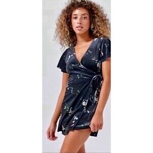 Urban Outfitters Women’s Theresa Mini Dress Floral Velvet True Wrap size S
